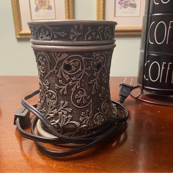 Scentsy Silver Vine 2 PC Wax Warmer, Excellent condition beautiful vine details. - Picture 3 of 3
